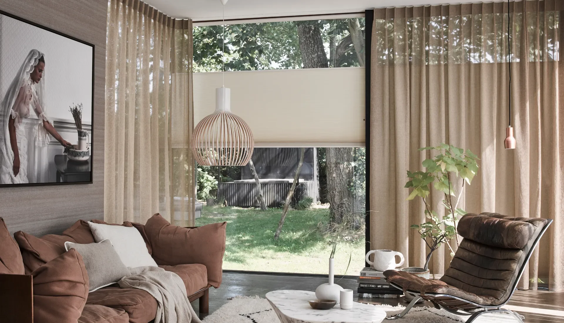 Gordijnen combineren met raamdecoratie: zo doe je dat goed Gordijnen combineren met raamdecoratie: zo doe je dat goed